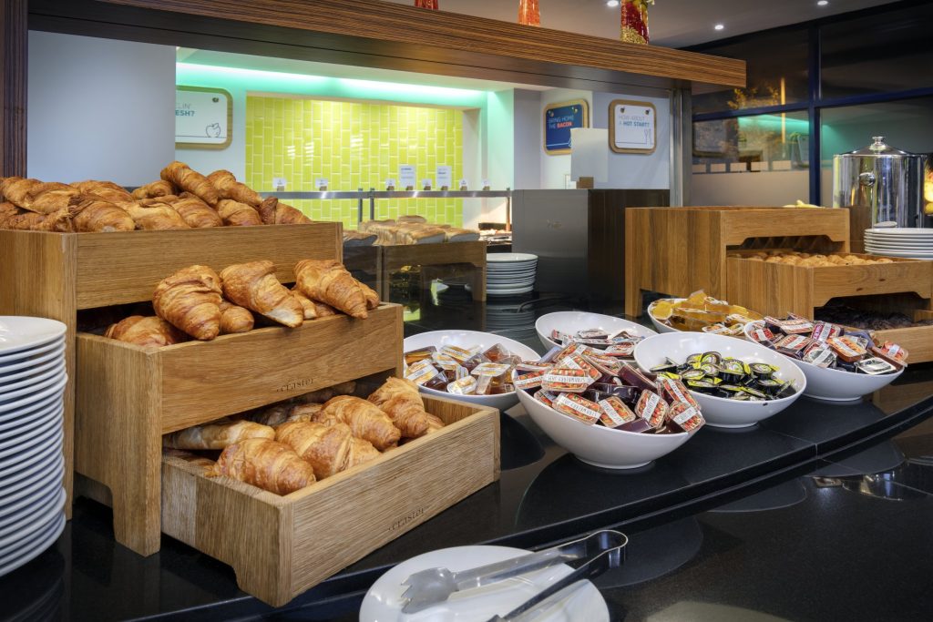 lontf-holiday-inn-express-london-heathrow-t5-breakfast-close04371 (1)