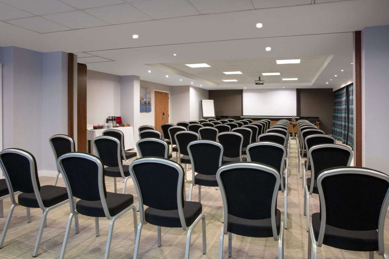lontf-holiday-inn-express-london-heathrow-t5-meeting-rm-crimson-suite04041-1