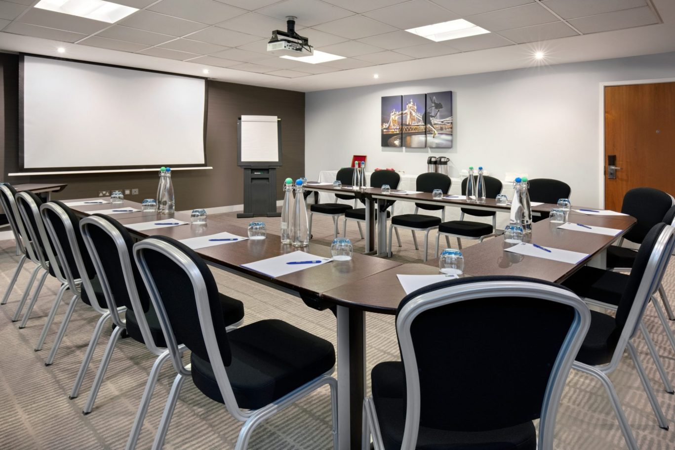 lontf-holiday-inn-express-london-heathrow-t5-meeting-rm-crimson03191-1-1