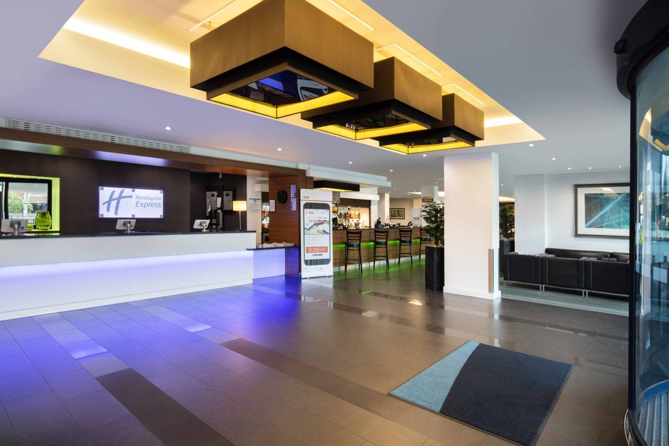 lontf-holiday-inn-express-london-heathrow-t5-lobby04771_LR