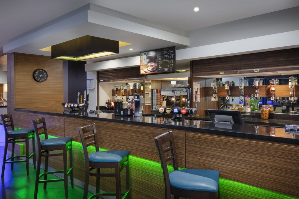 lontf-holiday-inn-express-london-heathrow-t5-main-bar04431 (1)