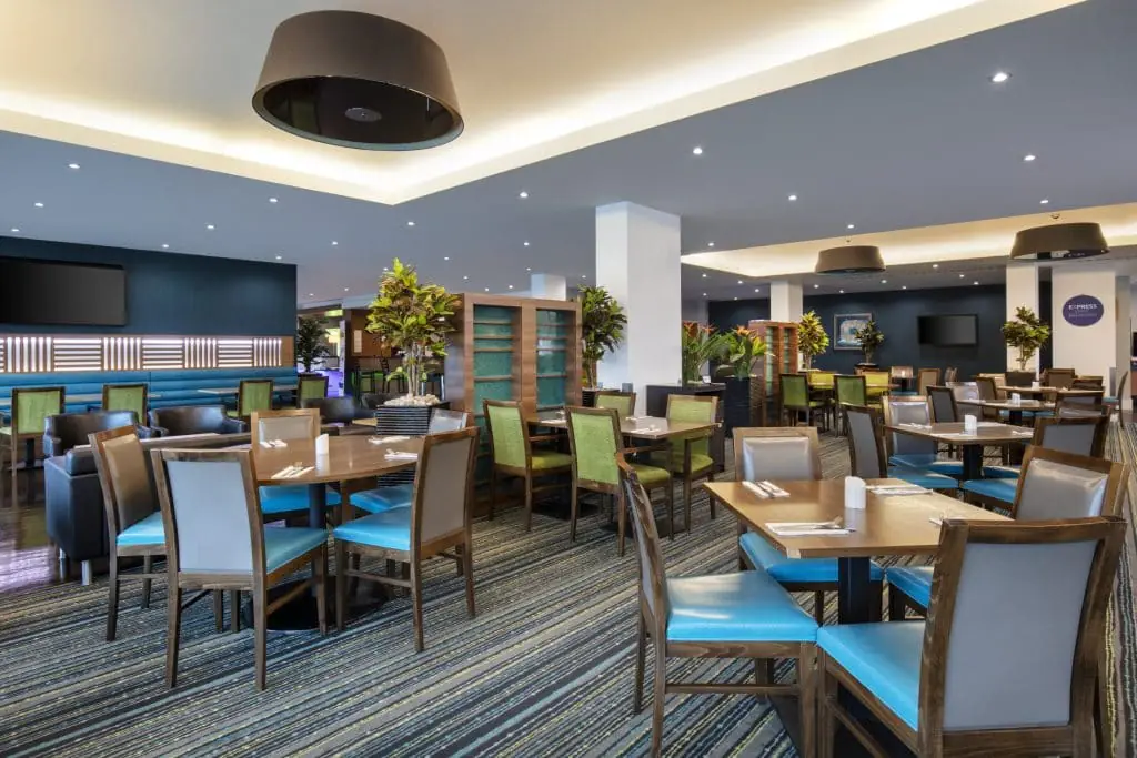 lontf-holiday-inn-express-london-heathrow-t5-great-room-wide04931 (1)