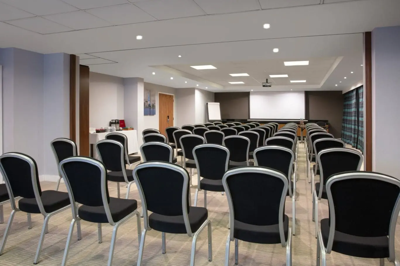 lontf-holiday-inn-express-london-heathrow-t5-meeting-rm-crimson-suite04041-1