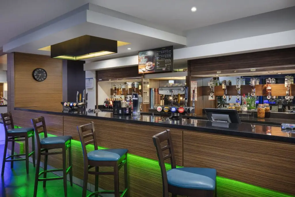 lontf-holiday-inn-express-london-heathrow-t5-main-bar04431 (1)
