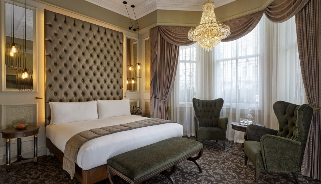 100 QG Suite Bedroom Curio_162713 (2)