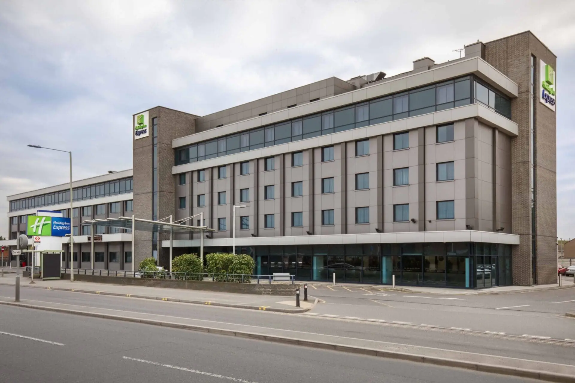 lontf-holiday-inn-express-london-heathrow-t5-daytime-exterior05091_LR (1)