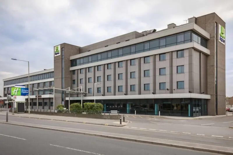 lontf-holiday-inn-express-london-heathrow-t5-daytime-exterior05091_LR (1)